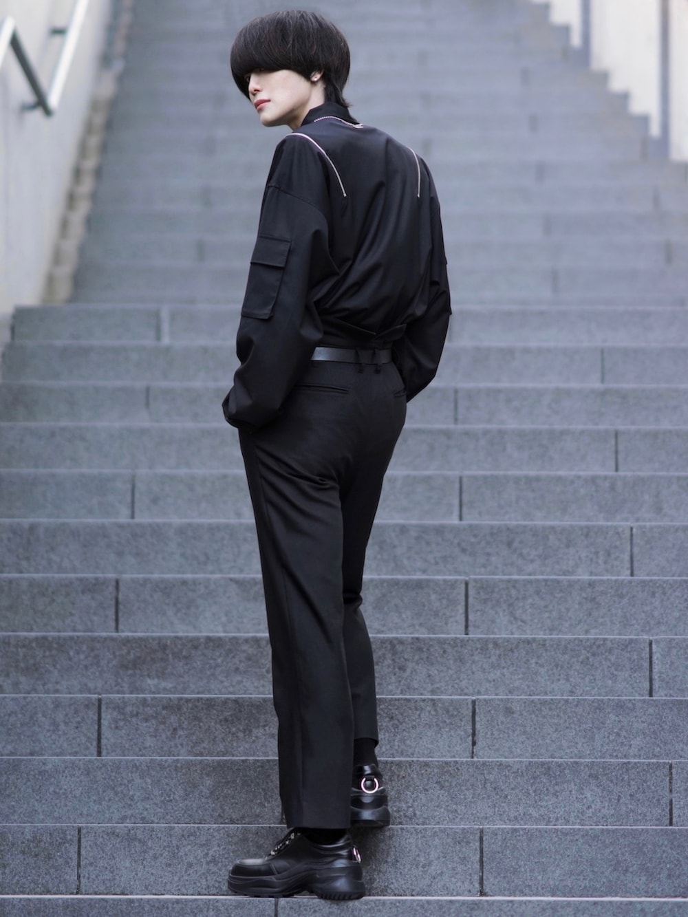 ブラック系のテーラードジャケット、ブラック系のスニーカー、ブラック系のその他アウターを着用したメンズの冬コーディネートの3枚目の写真