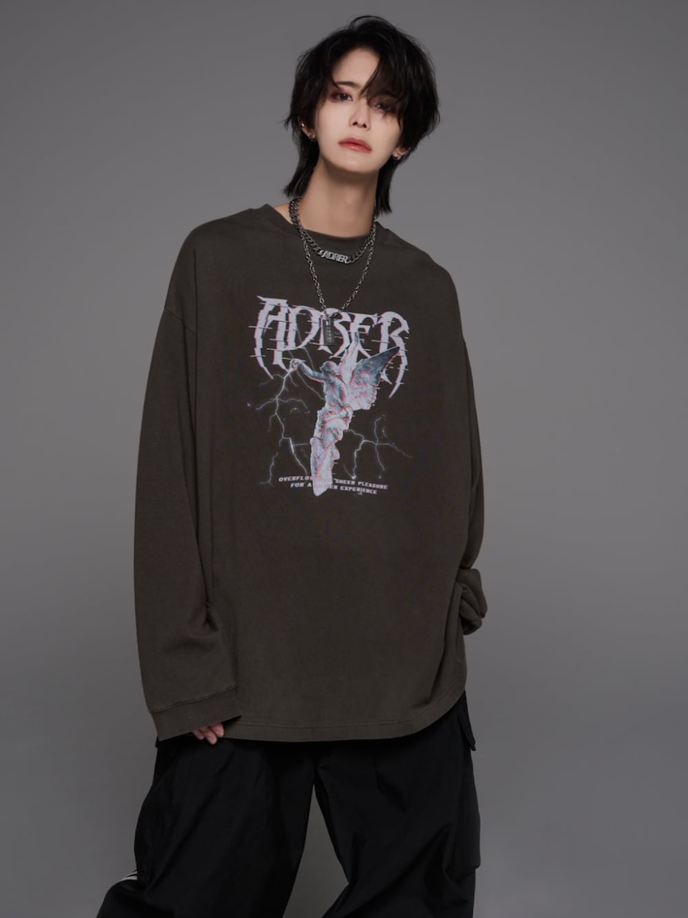 ブラック系のスニーカー、グレー系のTシャツ/カットソー、ホワイト系のカーゴパンツを着用したメンズの秋コーディネートの5枚目の写真