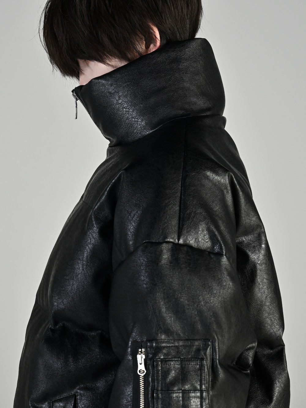 ブラック系のローファー、ブラック系のダウンジャケット/コート、ブラック系のデニムパンツを着用したメンズの秋コーディネートの4枚目の写真