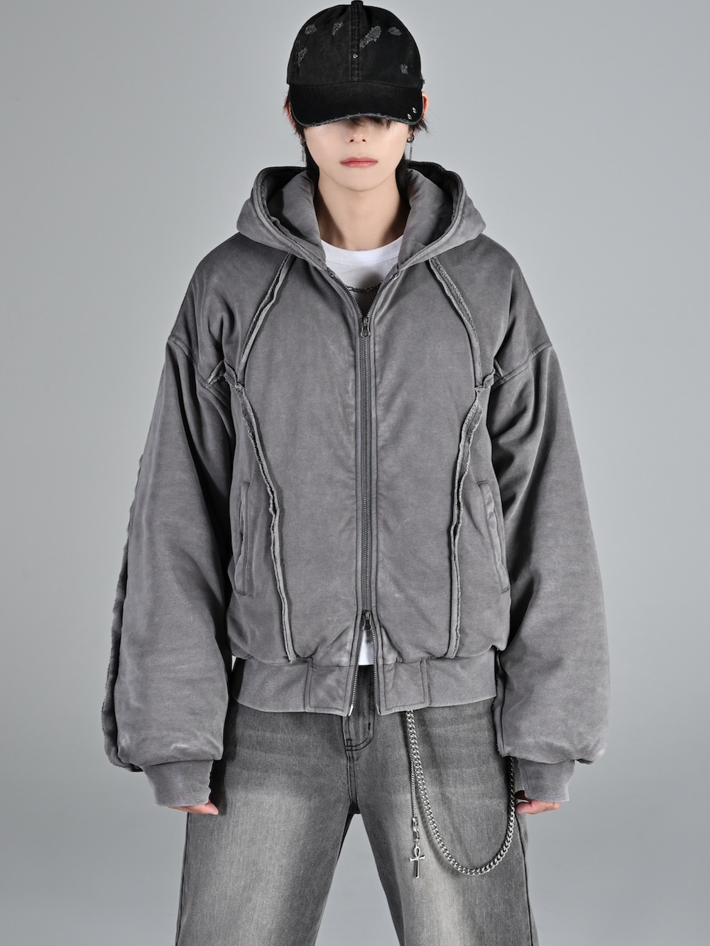 グレー系のパーカー、グレー系のデニムパンツ、ブラック系のローファーを着用したメンズの秋コーディネートの4枚目の写真