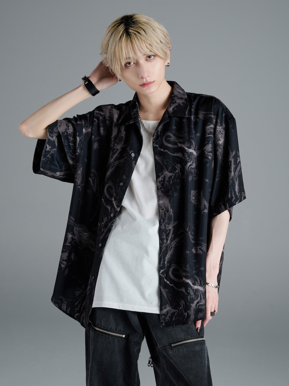 ブラック系のシャツ/ブラウス、ブラック系のスラックス、ブラック系のブーツを着用したメンズの春コーディネートの2枚目の写真