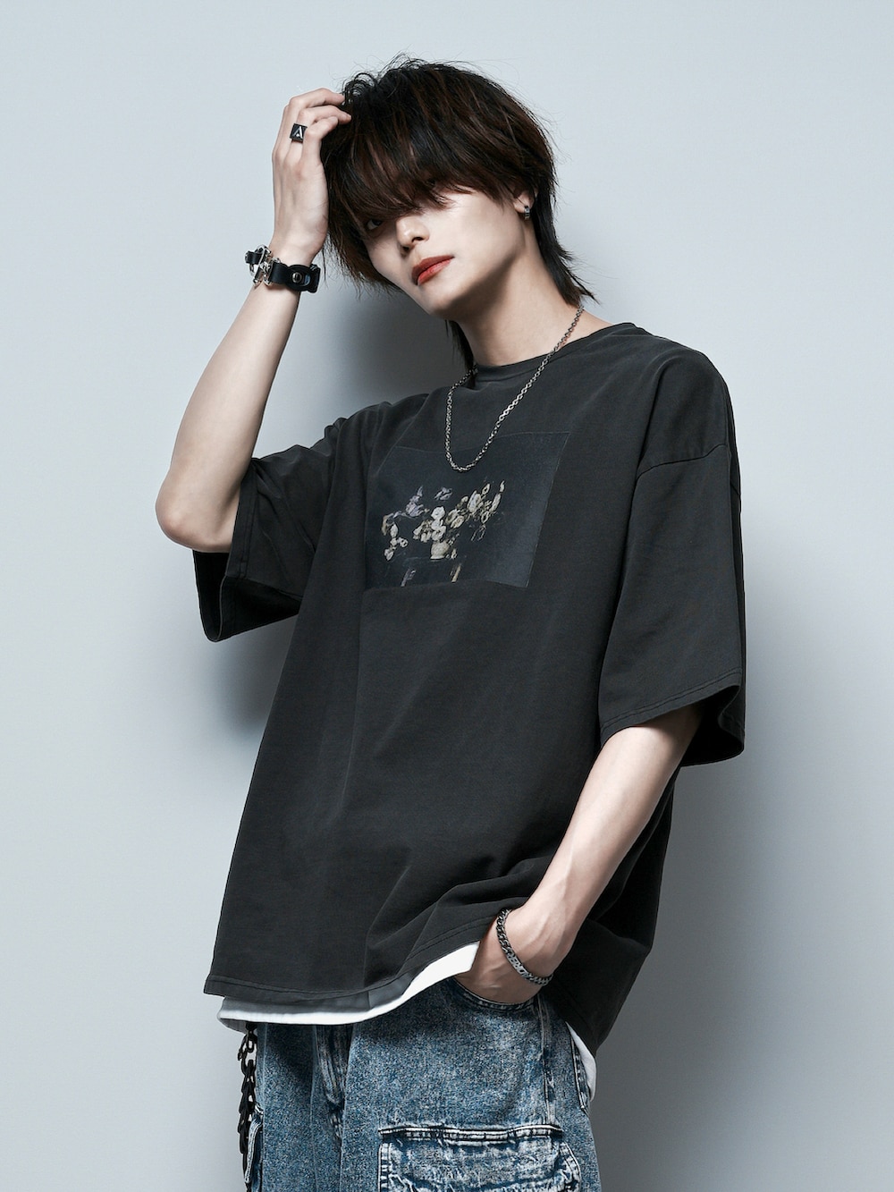 ホワイト系のタンクトップ、ブルー系のカーゴパンツ、ブラック系のTシャツ/カットソーを着用したメンズの夏コーディネートの3枚目の写真