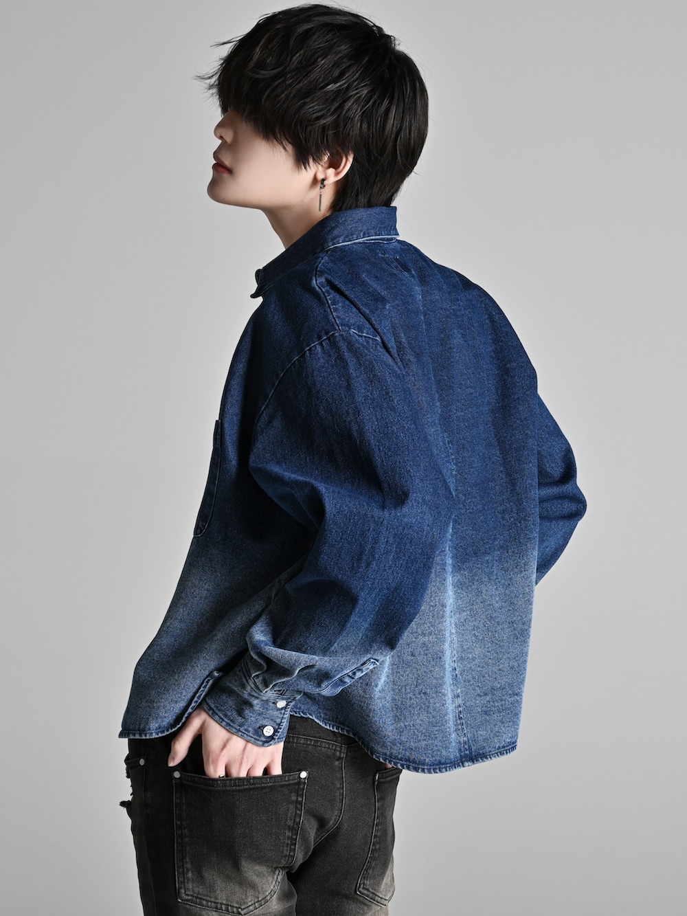 ブルー系のシャツ/ブラウス、ブラック系のスウェットパンツ、ブラック系のスニーカーを着用したメンズの冬コーディネートの4枚目の写真