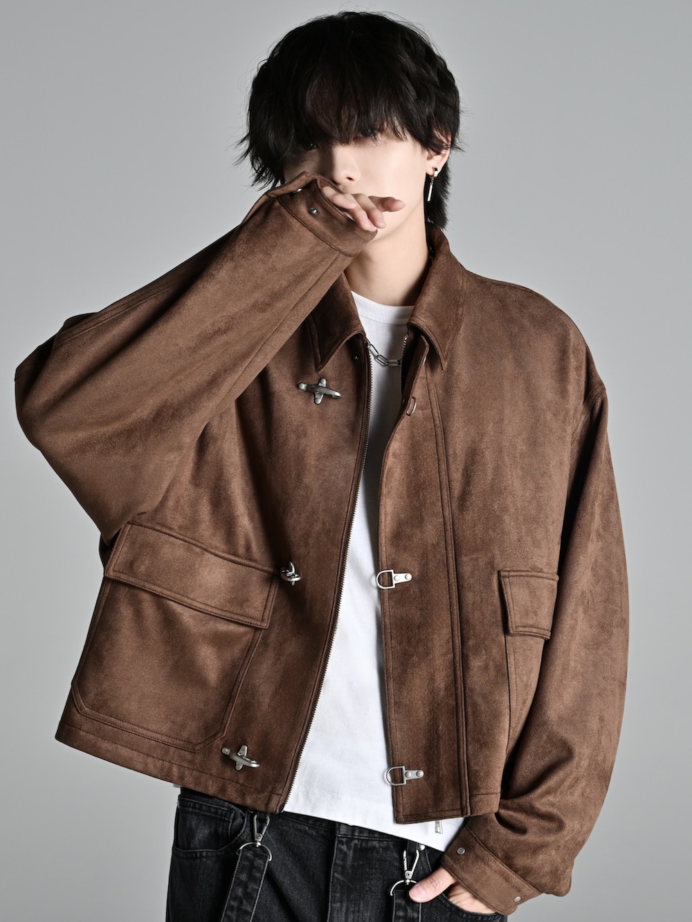 ベージュ系のブーツ、ブラック系のジャケット/アウター、ブルー系のデニムパンツを着用したメンズの冬コーディネートの2枚目の写真