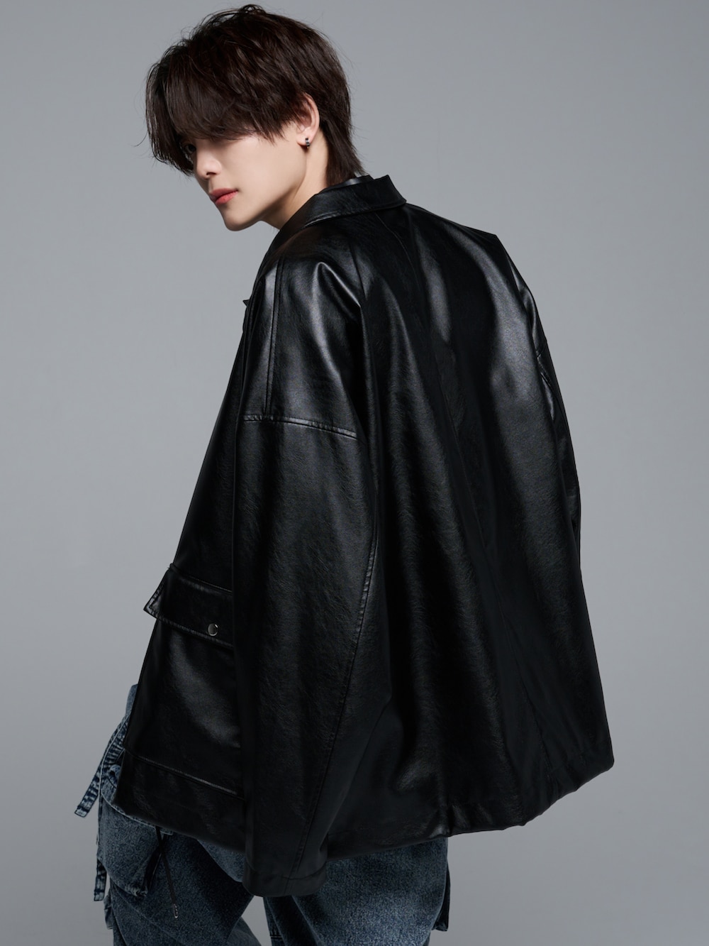 ブラック系のシャツ/ブラウス、ブラック系のブルゾン、ブラック系のブルゾンを着用したメンズの冬コーディネートの4枚目の写真