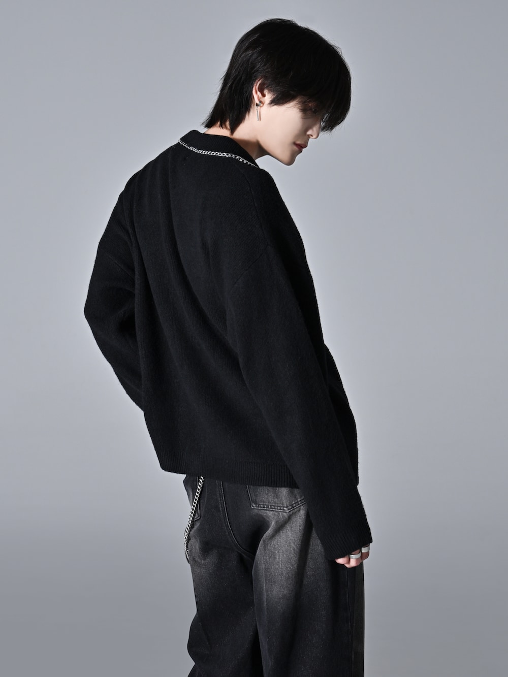 ブラック系のその他パンツ、ブラック系のローファー、ブラック系のカーディガン/ボレロを着用したメンズの秋コーディネートの5枚目の写真