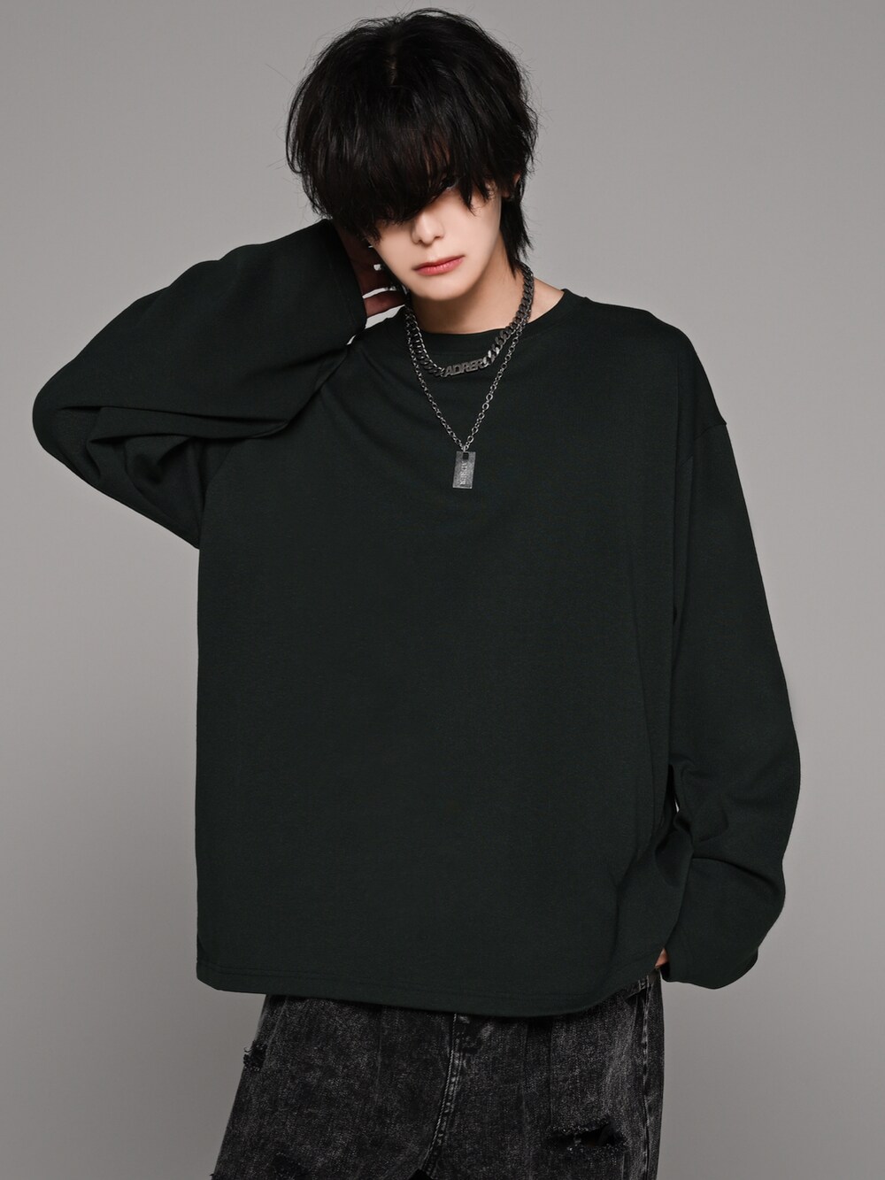 ブラック系のデニムパンツ、ホワイト系のスニーカー、グリーン系のTシャツ/カットソーを着用したメンズの夏コーディネートの2枚目の写真