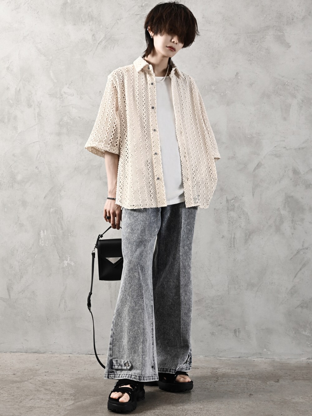 ホワイト系のタンクトップ、ホワイト系のシャツ/ブラウス、シルバー系のバングル/リストバンドを着用したメンズの春コーディネートの5枚目の写真