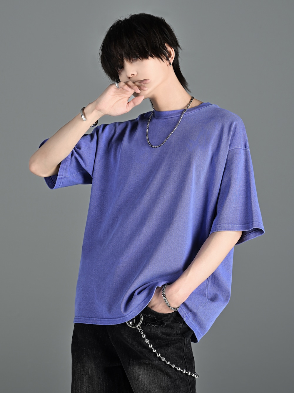 「adrer、アドラー、犬飼京、メンズファッション、フレアパンツ、フレアデニム、ダメージデニム、パープル、オーバーサイズ、ビッグシルエット、ビッグT、夏コーデ、サンダル、初夏コーデ、夏服」｜「ADRERのステンレスイヤーカフ/イヤカフ　2点セット（ピアス（両耳用）、シルバー系）」を使った、犬飼京 inukai keiさん（メンズ・183cm）の夏コーディネートの2枚目の写真