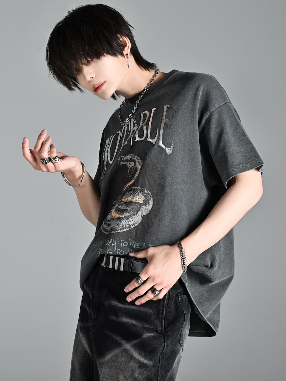 ブラック系のその他パンツ、ブラック系のブーツ、グレー系のTシャツ/カットソーを着用したメンズの夏コーディネートの2枚目の写真