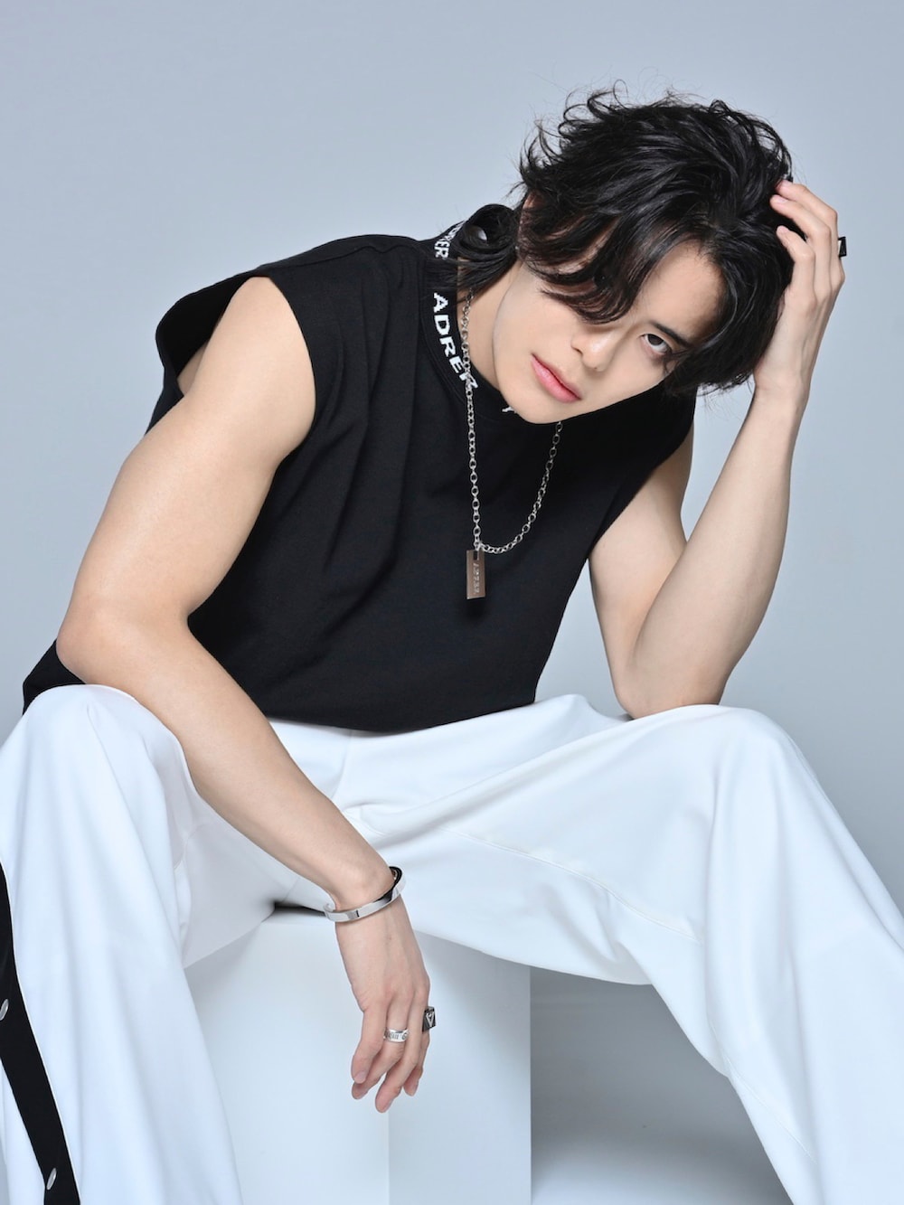 ブラック系のスニーカー、ブラック系のタンクトップ、ホワイト系のその他パンツを着用したメンズの春コーディネートの2枚目の写真