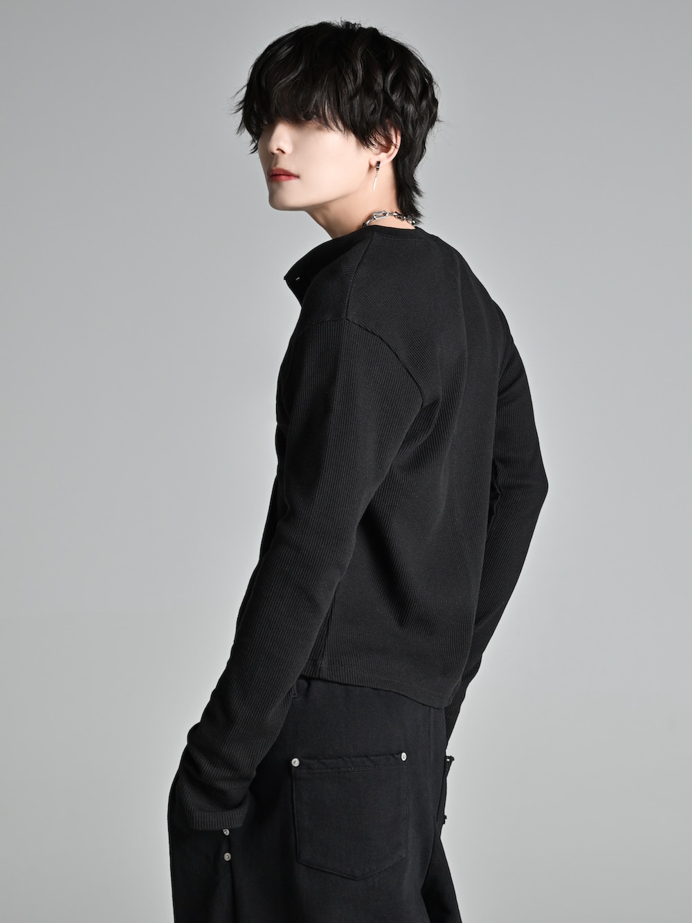 ブラック系のスニーカー、ブラック系のTシャツ/カットソー、ブラック系のスウェットパンツを着用したメンズの冬コーディネートの4枚目の写真