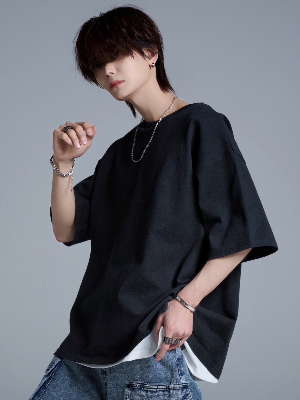 ブルー系のカーゴパンツ、ホワイト系のスニーカー、ブラック系のTシャツ/カットソーを着用したメンズの春コーディネートの3枚目の写真