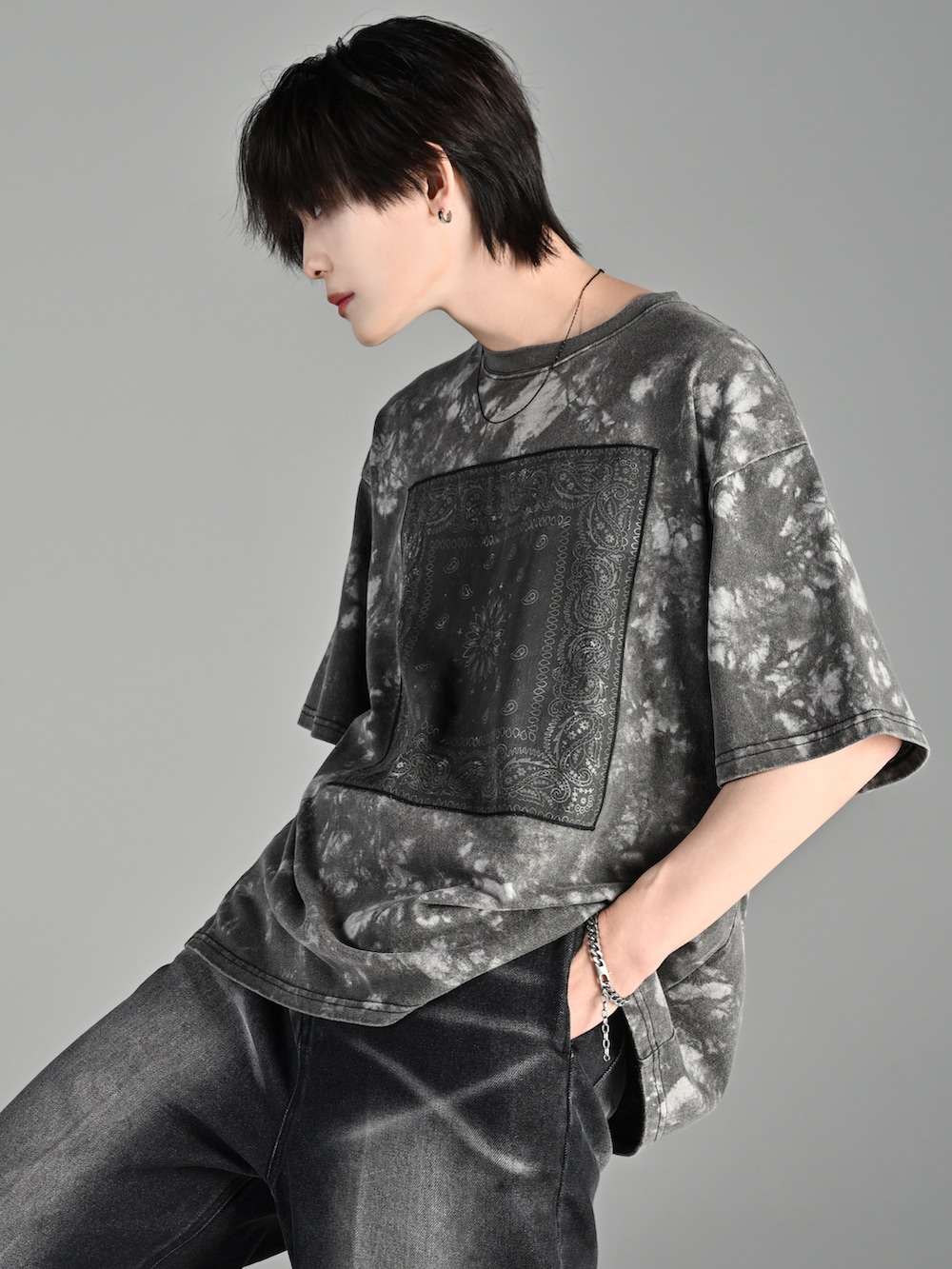 ブラック系のブーツ、ブラック系のショルダーバッグ、ブラック系のTシャツ/カットソーを着用したメンズの夏コーディネートの3枚目の写真