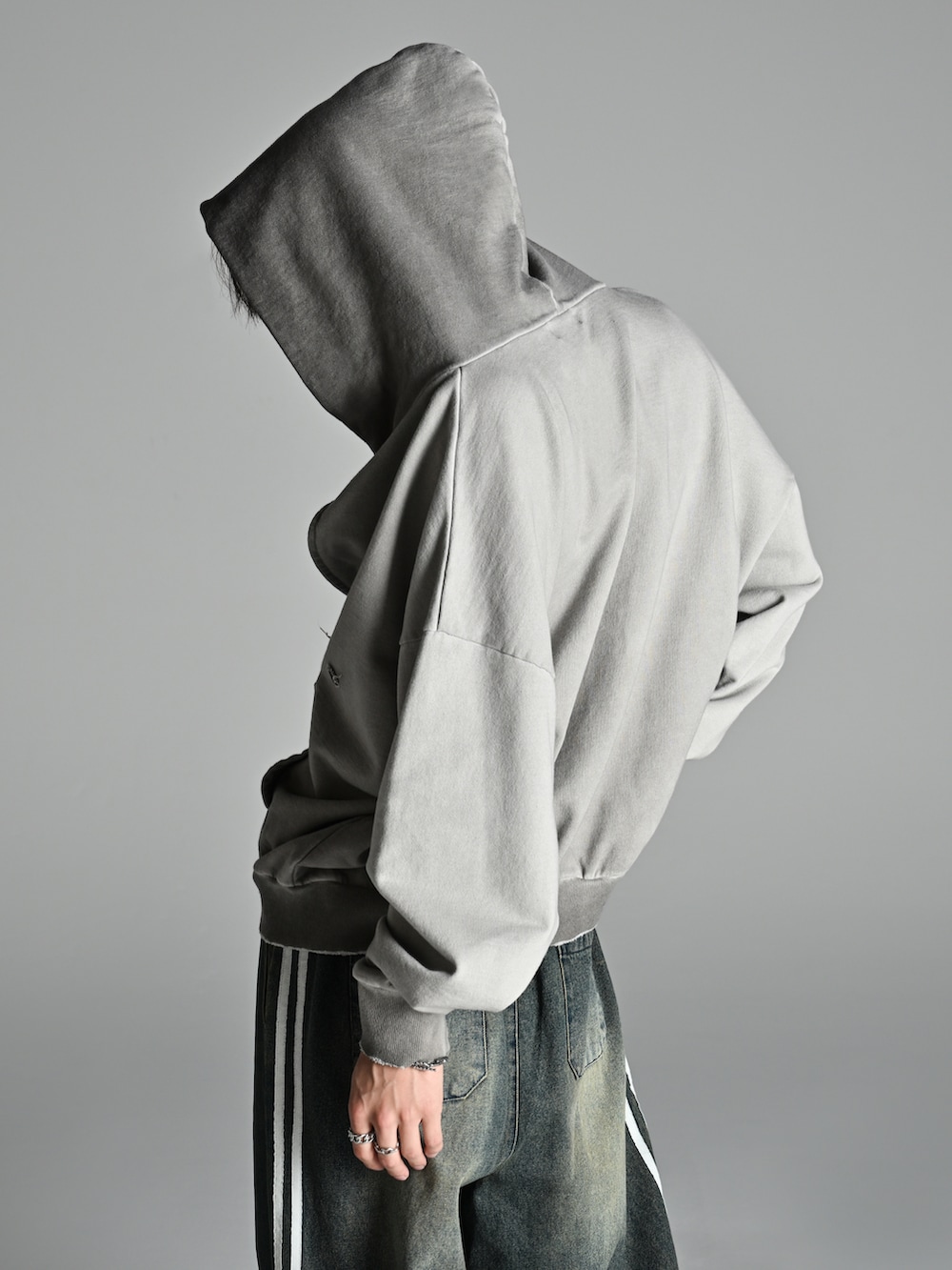 グレー系のタンクトップ、ブルー系のその他パンツ、ベージュ系のブーツを着用したメンズの夏コーディネートの5枚目の写真