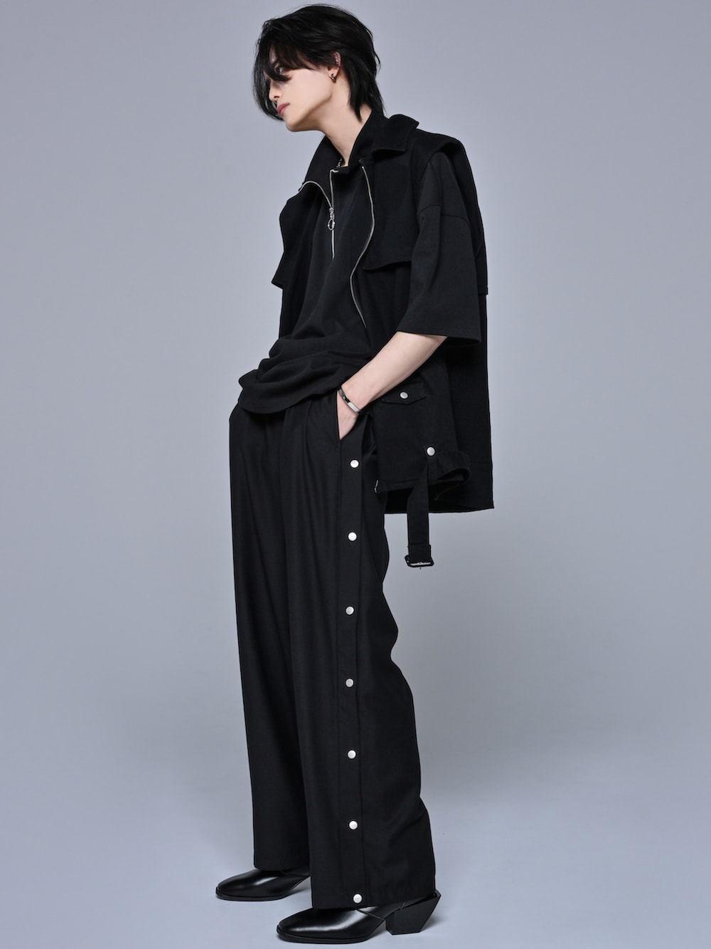 ブラック系のその他パンツ、ブラック系のブーツ、ブラック系のTシャツ/カットソーを着用したメンズの春コーディネートの2枚目の写真