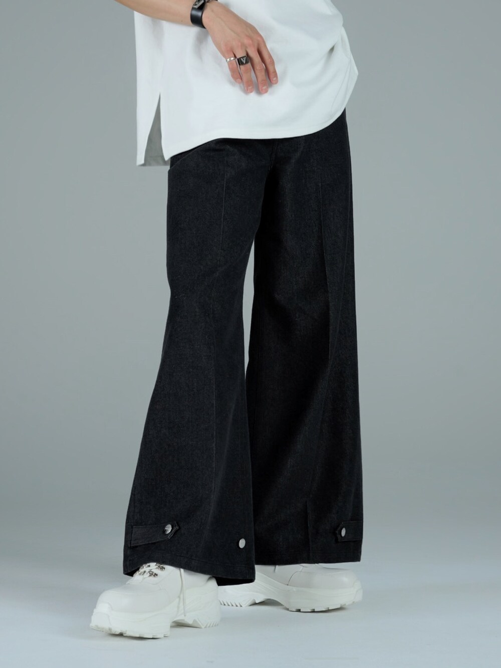 ホワイト系のシャツ/ブラウス、ブラック系のその他パンツ、ブラック系のサンダルを着用したメンズの夏コーディネートの4枚目の写真