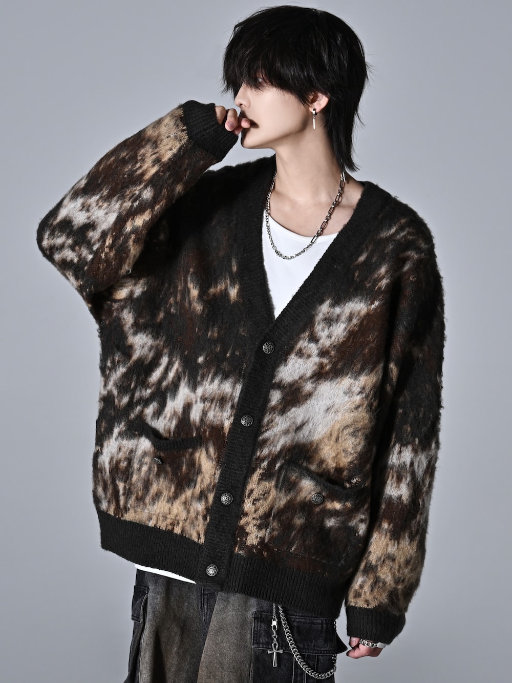 ブラウン系のカーディガン/ボレロ、ベージュ系のブーツ、グレー系のタンクトップを着用したメンズの秋コーディネートの4枚目の写真