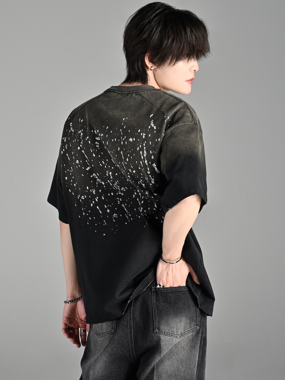 グレー系のタンクトップ、ブラック系のスニーカー、ブラック系のTシャツ/カットソーを着用したメンズの夏コーディネートの3枚目の写真