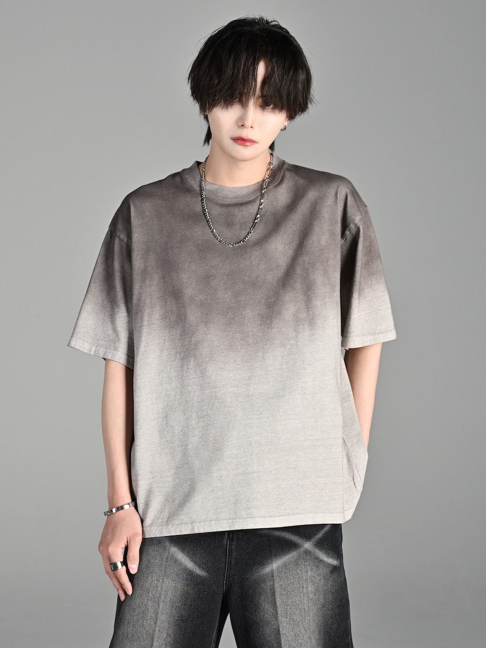 ブラック系のブーツ、ブラック系のショルダーバッグ、グレー系のTシャツ/カットソーを着用したメンズの夏コーディネートの2枚目の写真