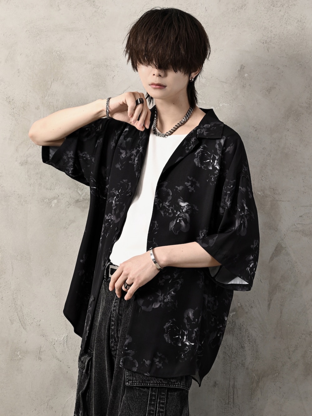 ホワイト系のタンクトップ、ブラック系のカーゴパンツ、ブラック系のショルダーバッグを着用したメンズの夏コーディネートの3枚目の写真