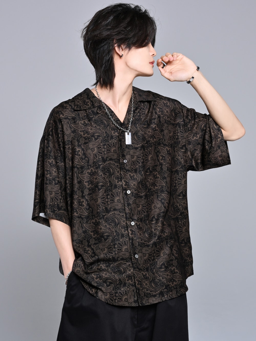 ブラック系のスラックス、ブラック系のブーツ、ブラック系のシャツ/ブラウスを着用したメンズの春コーディネートの5枚目の写真