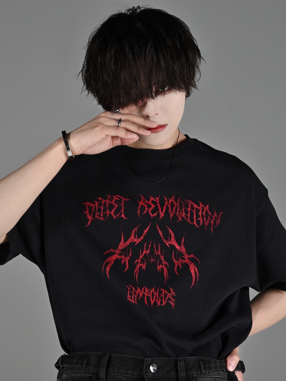 ブラック系のカーゴパンツ、ブラック系のブーツ、ブラック系のショルダーバッグを着用したメンズの春コーディネートの3枚目の写真