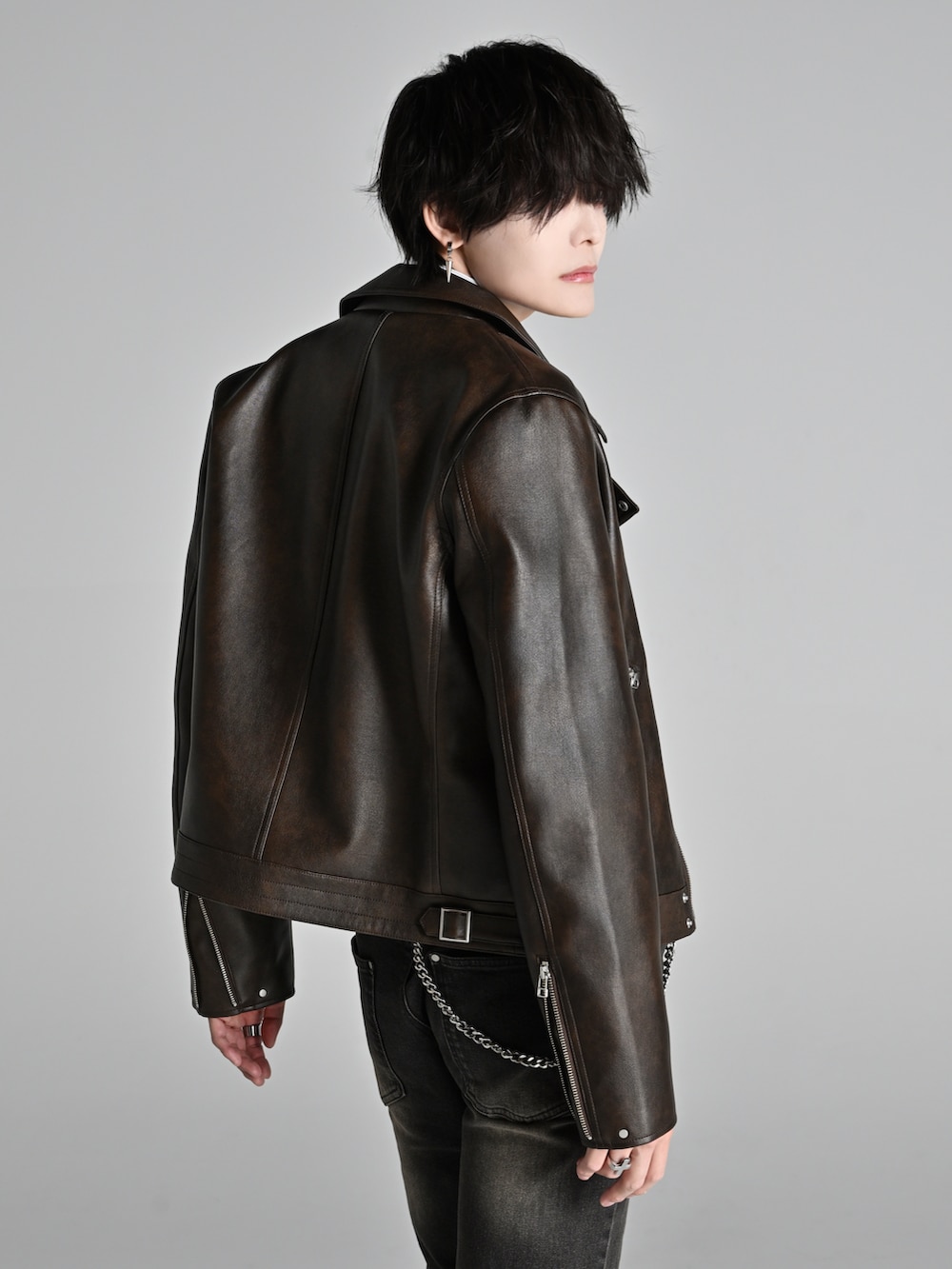 ホワイト系のシャツ/ブラウス、ブラウン系のブルゾン、ブラック系のローファーを着用したメンズの冬コーディネートの3枚目の写真