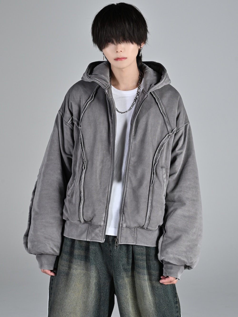 グレー系のパーカー、グレー系のデニムパンツ、ブラック系のローファーを着用したメンズの秋コーディネートの2枚目の写真