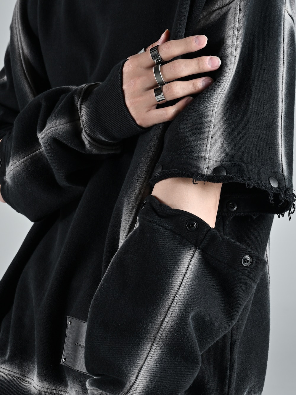 ホワイト系のスニーカー、ブラック系のスウェット、ブラック系のスウェットパンツを着用したメンズの秋コーディネートの4枚目の写真