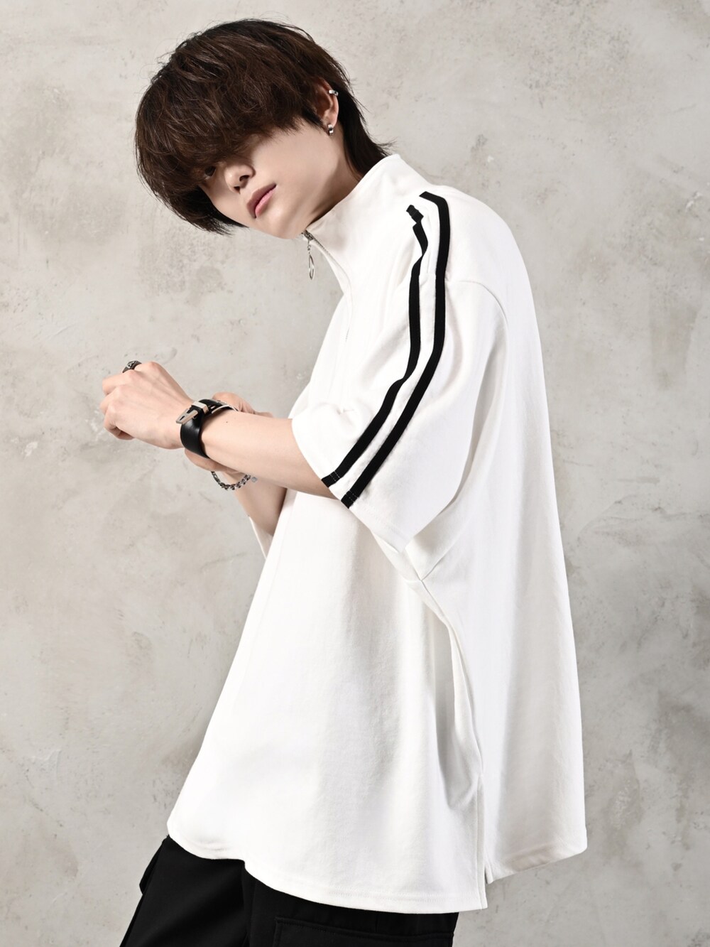 ブラック系のショルダーバッグ、ホワイト系のTシャツ/カットソー、ブラック系のサンダルを着用したメンズの春コーディネートの4枚目の写真