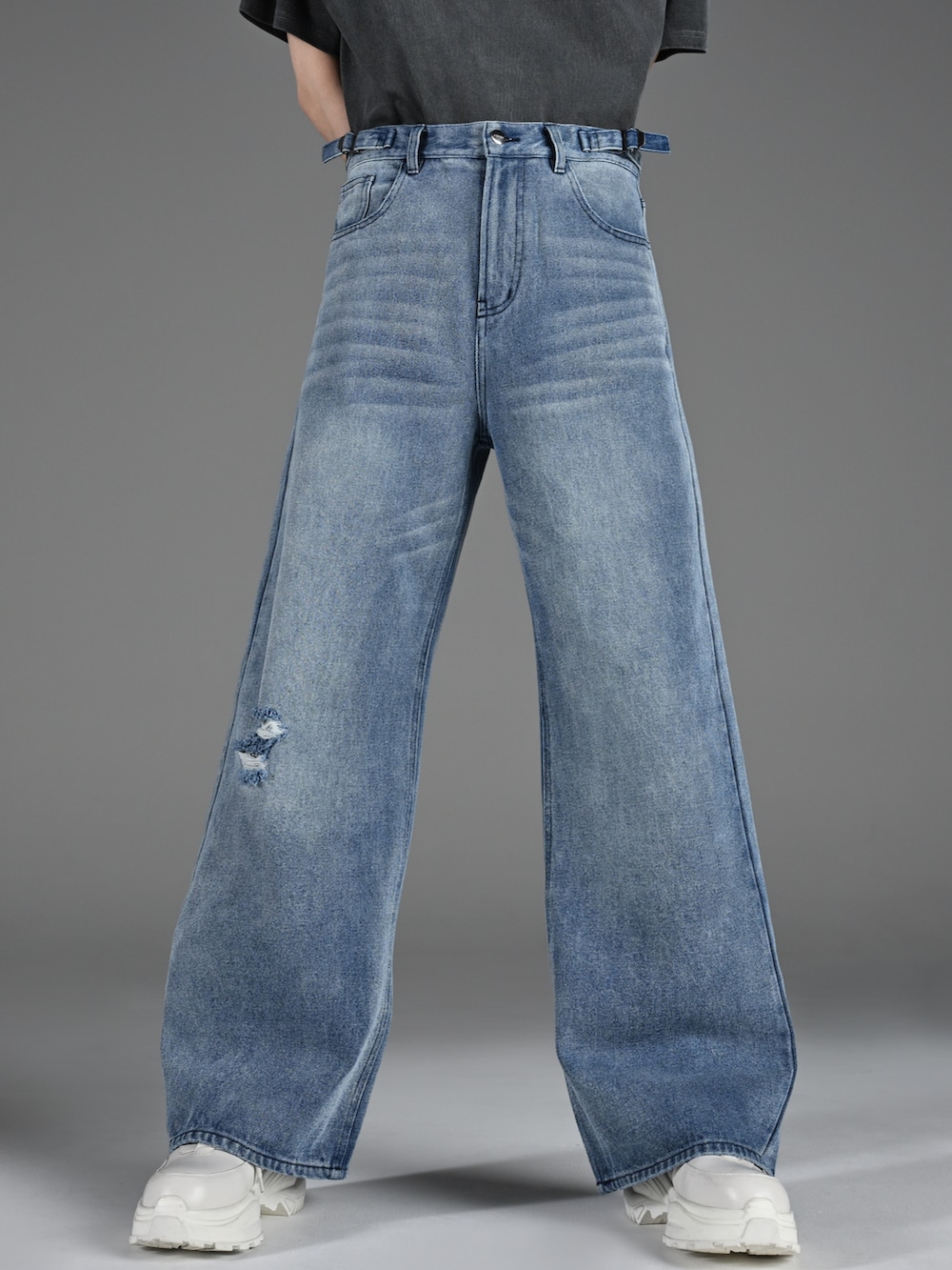 ブラック系のブーツ、グレー系のTシャツ/カットソー、ブルー系のデニムパンツを着用したメンズの春コーディネートの3枚目の写真