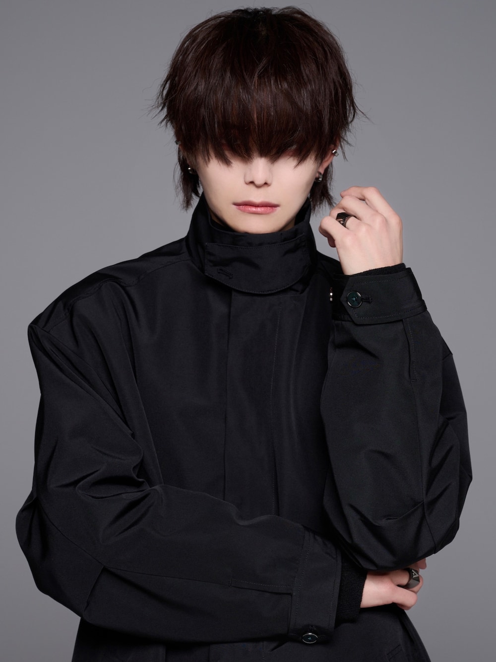 ブラック系のニット/セーター、ブラック系のトレンチコート、ブラック系のリングを着用したメンズの冬コーディネートの3枚目の写真