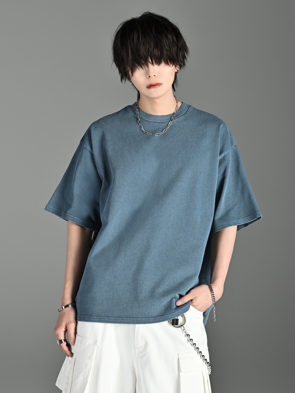 ホワイト系のカーゴパンツ、ブラック系のショルダーバッグ、ブルー系のTシャツ/カットソーを着用したメンズの夏コーディネートの2枚目の写真