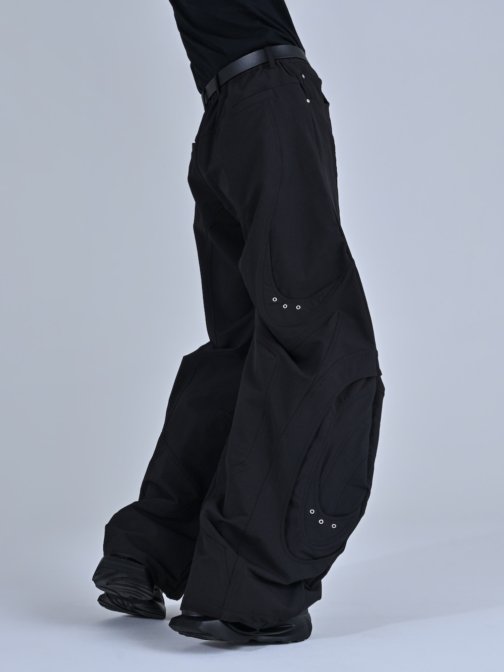 ブラック系のブルゾン、ブラック系のその他パンツ、ブラック系のスニーカーを着用したメンズの冬コーディネートの5枚目の写真