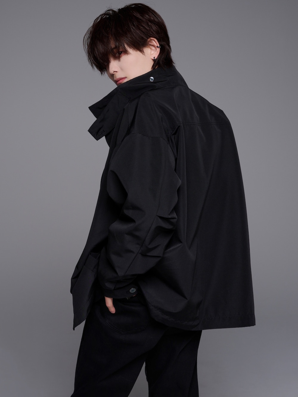 ブラック系のニット/セーター、ブラック系のデニムパンツ、ブラック系のデニムパンツを着用したメンズの冬コーディネートの3枚目の写真