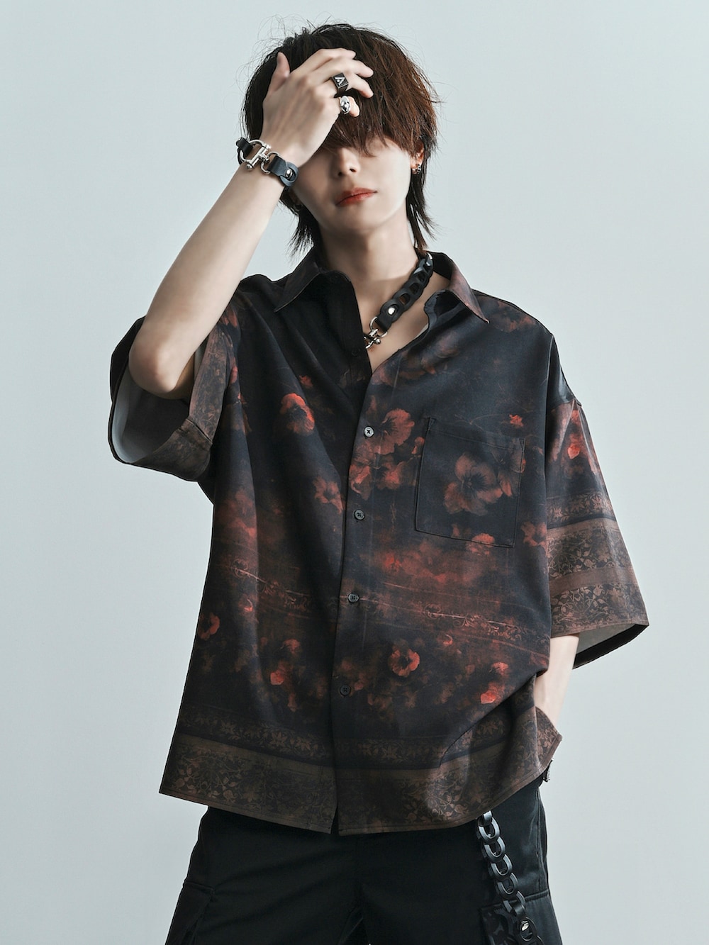 ブラック系のカーゴパンツ、ブラック系のブーツ、レッド系のシャツ/ブラウスを着用したメンズの夏コーディネートの2枚目の写真