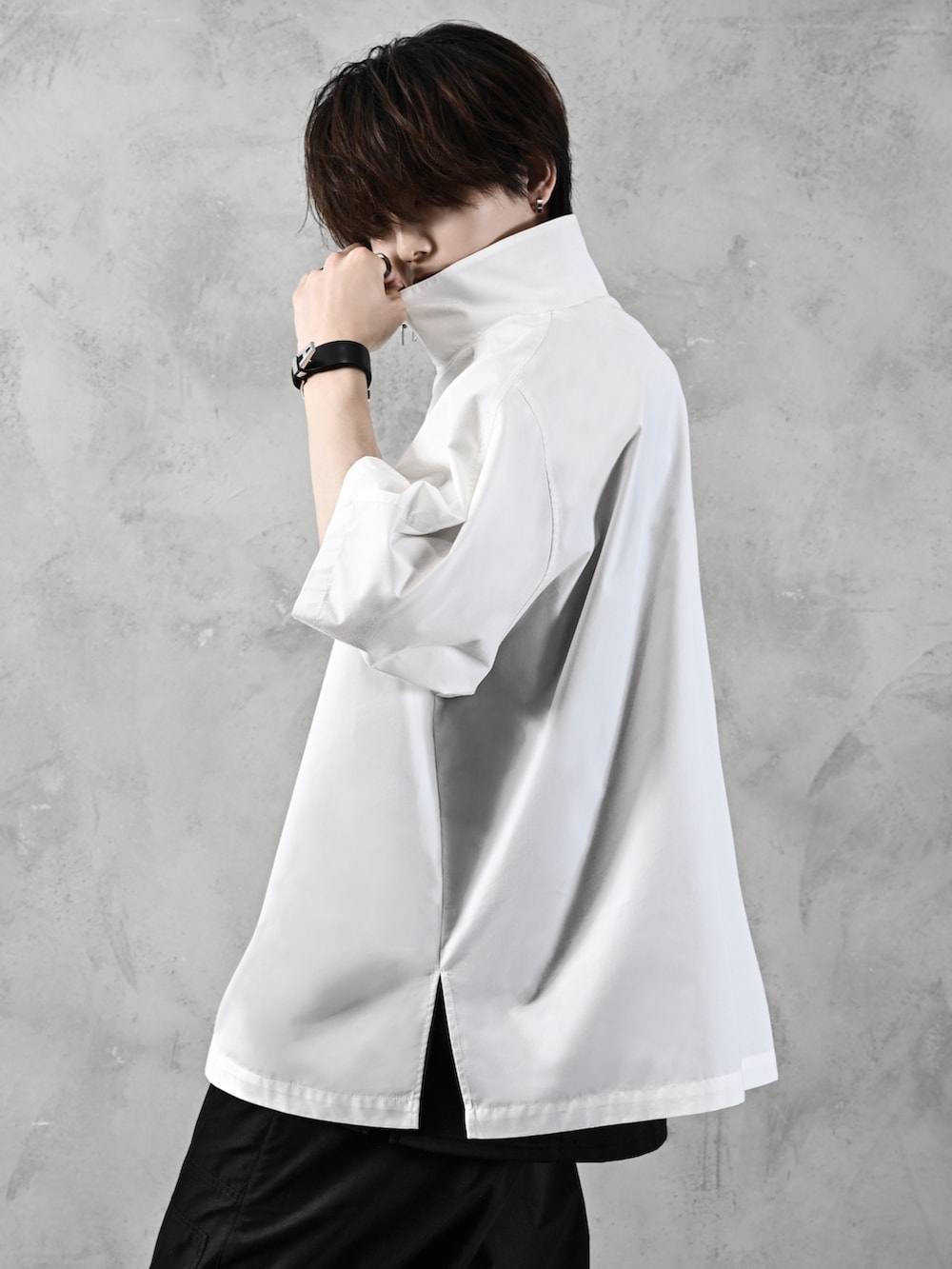 ブラック系のシャツ/ブラウス、ブラック系のブレスレット、シルバー系のネックレスを着用したメンズの春コーディネートの4枚目の写真