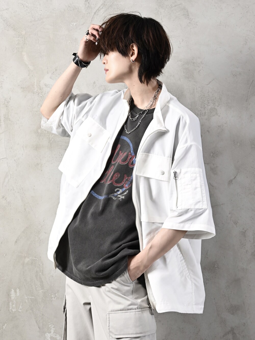 ブラック系のTシャツ/カットソー、ホワイト系のシャツ/ブラウス、ブラック系のサンダルを着用したメンズの夏コーディネートの3枚目の写真