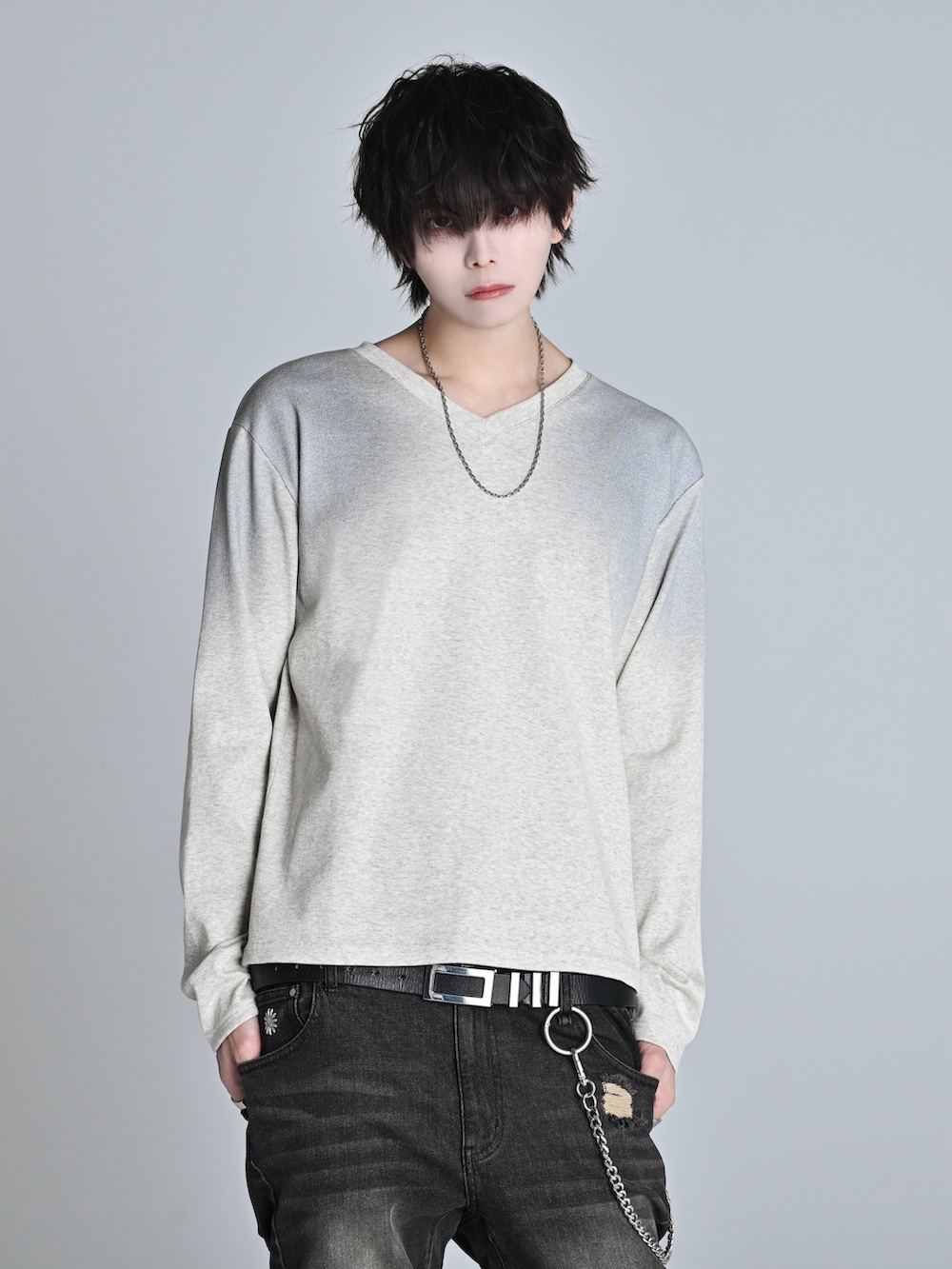 グレー系のTシャツ/カットソー、ブラック系のデニムパンツ、ブラック系のショルダーバッグを着用したメンズの春コーディネートの2枚目の写真