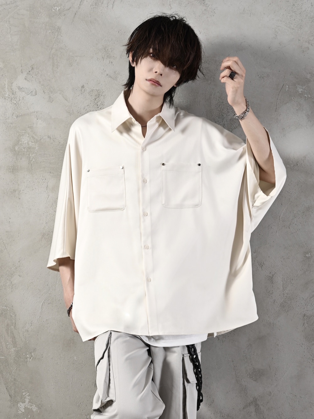 ホワイト系のタンクトップ、ホワイト系のシャツ/ブラウス、グレー系のカーゴパンツを着用したメンズの夏コーディネートの3枚目の写真