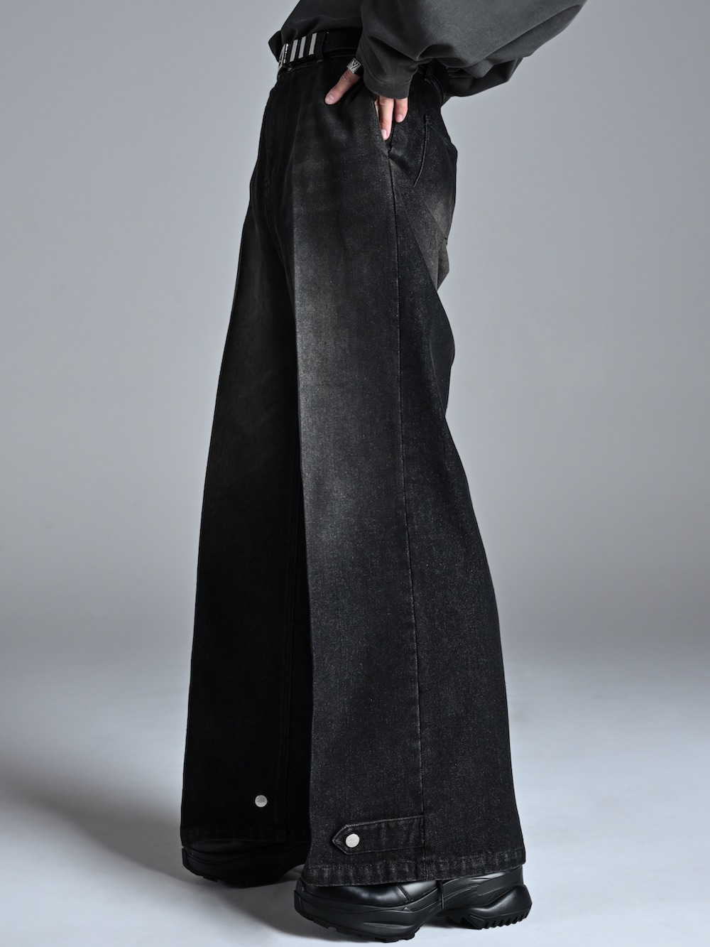 ブラック系のブーツ、ブラック系のTシャツ/カットソー、ブラック系のその他パンツを着用したメンズの冬コーディネートの4枚目の写真