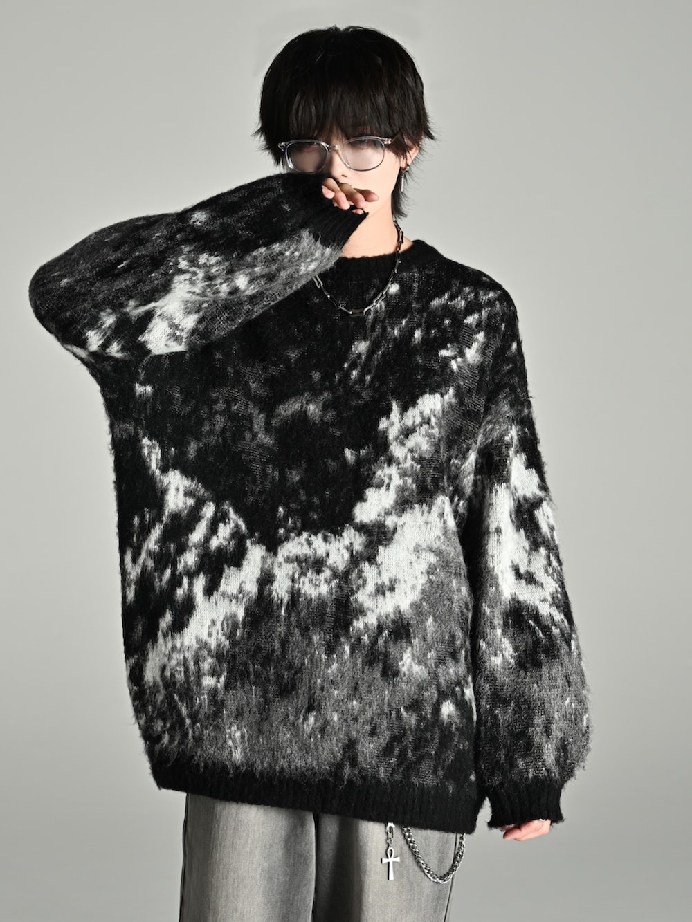 ブラック系のニット/セーター、ブラック系のショルダーバッグ、グレー系のデニムパンツを着用したメンズの秋コーディネートの2枚目の写真