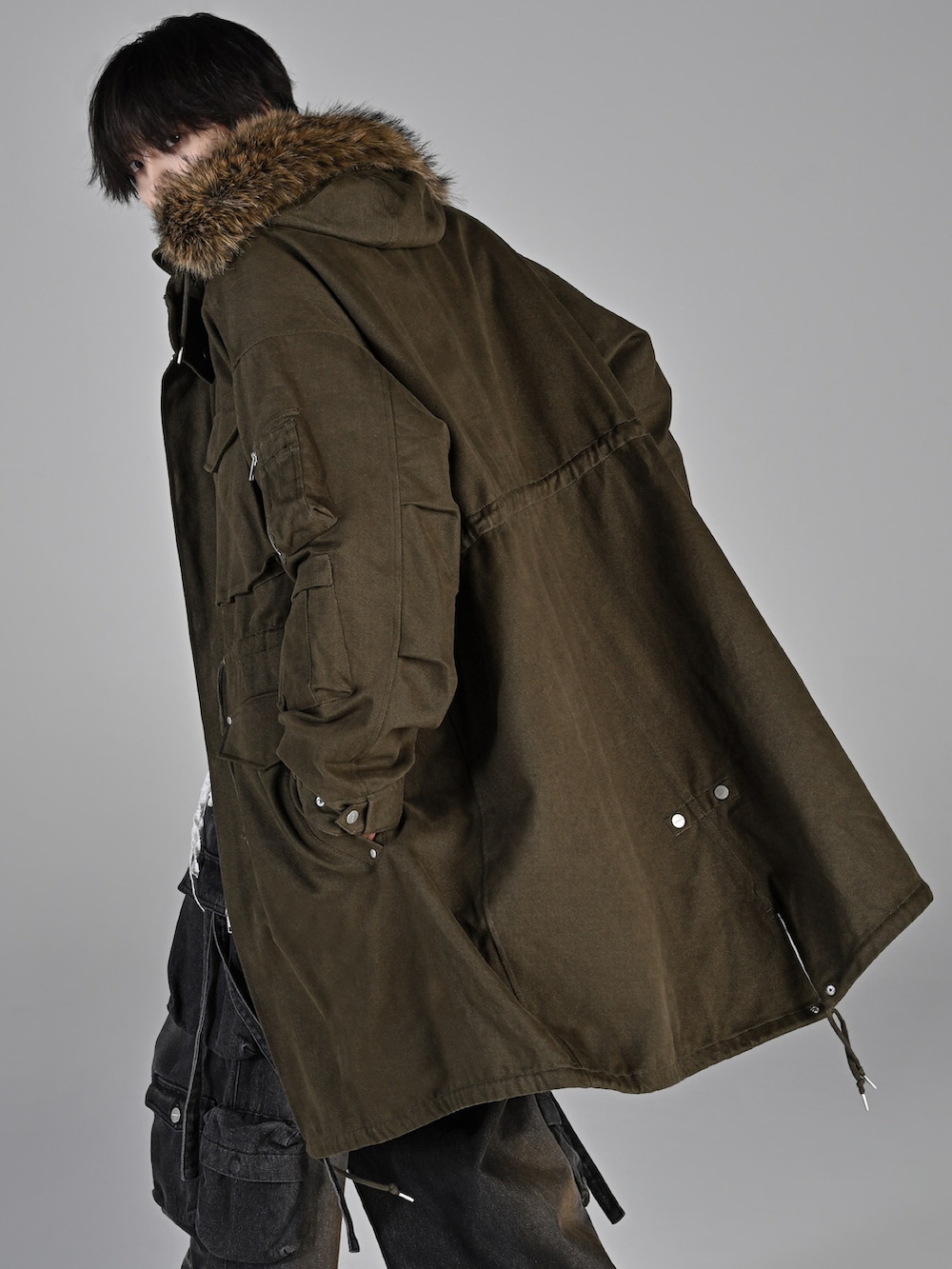 ベージュ系のブーツ、ブラック系のカーゴパンツ、ホワイト系のTシャツ/カットソーを着用したメンズの秋コーディネートの5枚目の写真