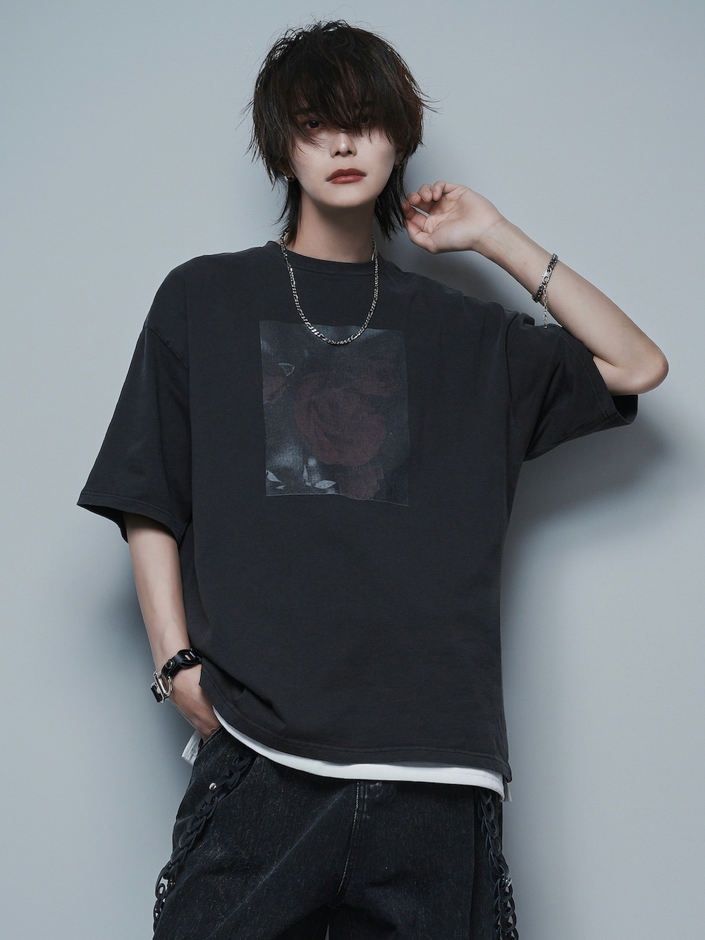 ホワイト系のタンクトップ、ブラック系のデニムパンツ、ブラック系のTシャツ/カットソーを着用したメンズの夏コーディネートの3枚目の写真