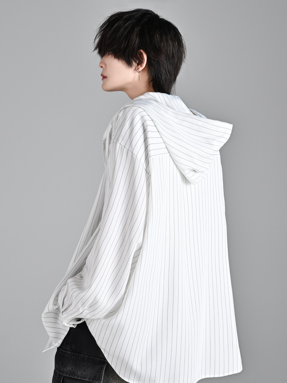 ベージュ系のブーツ、レッド系のタンクトップ、ホワイト系のシャツ/ブラウスを着用したメンズの夏コーディネートの4枚目の写真