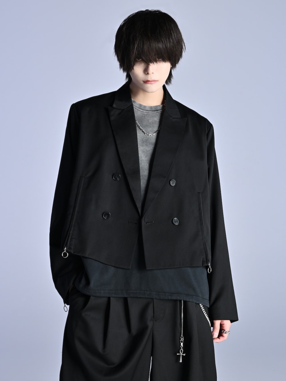 ブラック系のバッグ、ブラック系のスニーカー、ブラック系のテーラードジャケットを着用したメンズの秋コーディネートの2枚目の写真