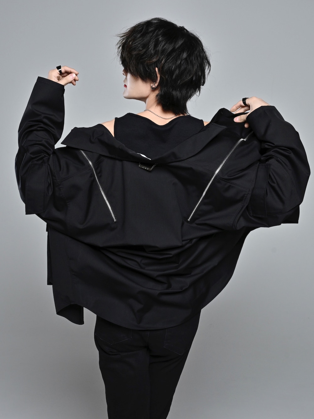 ブラック系のデニムパンツ、ブラック系のタンクトップ、ブラック系のスニーカーを着用したメンズの冬コーディネートの5枚目の写真