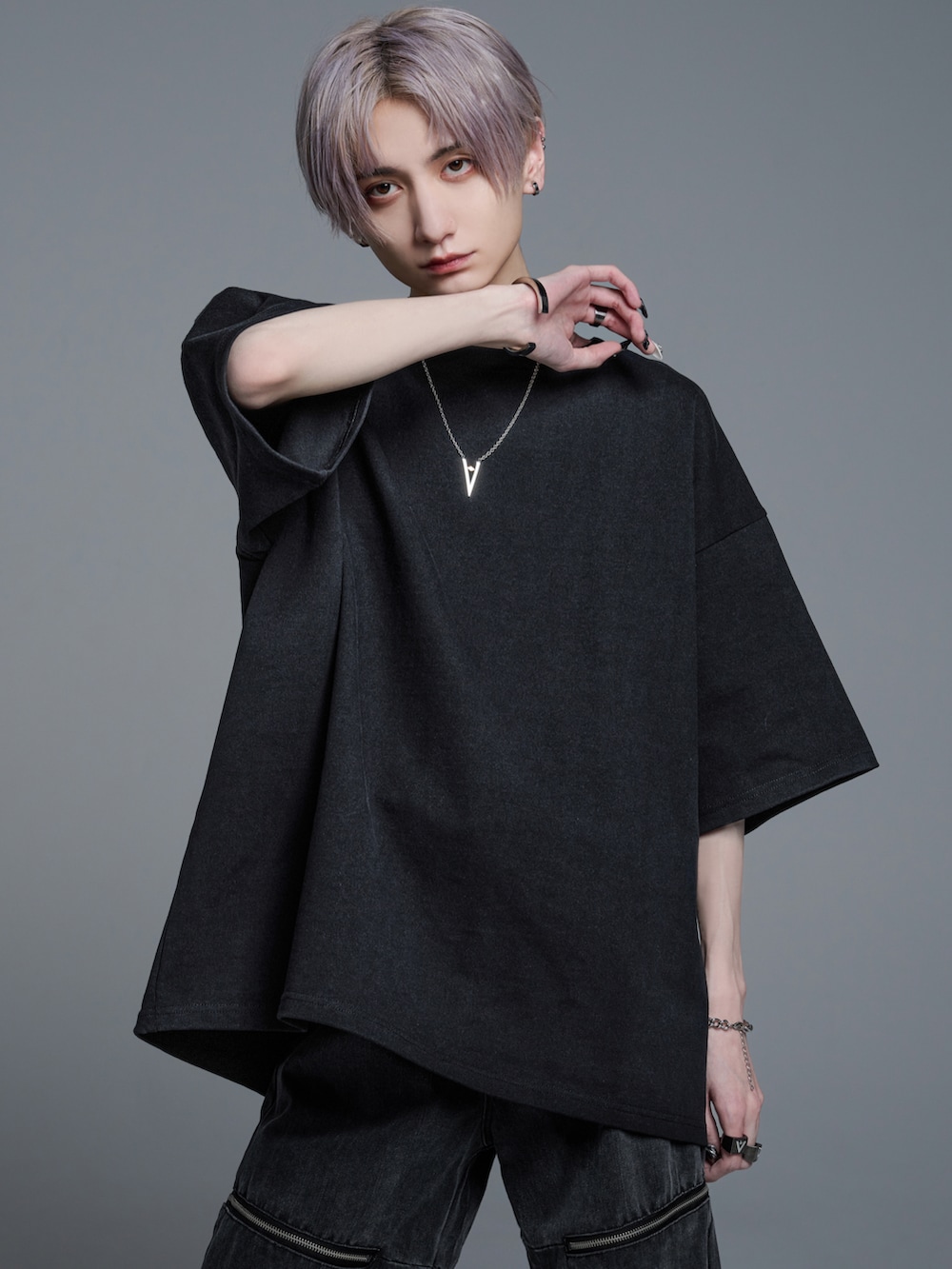 ブルー系のカーゴパンツ、ホワイト系のスニーカー、ブラック系のTシャツ/カットソーを着用したメンズの春コーディネートの5枚目の写真