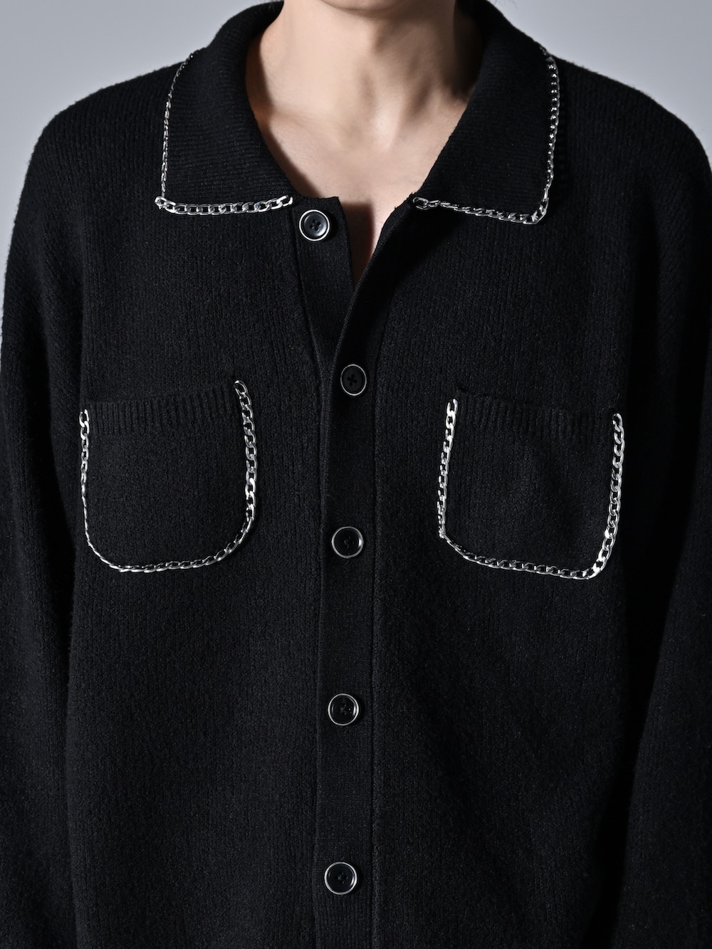 ブラック系のその他パンツ、ブラック系のローファー、ブラック系のカーディガン/ボレロを着用したメンズの秋コーディネートの2枚目の写真